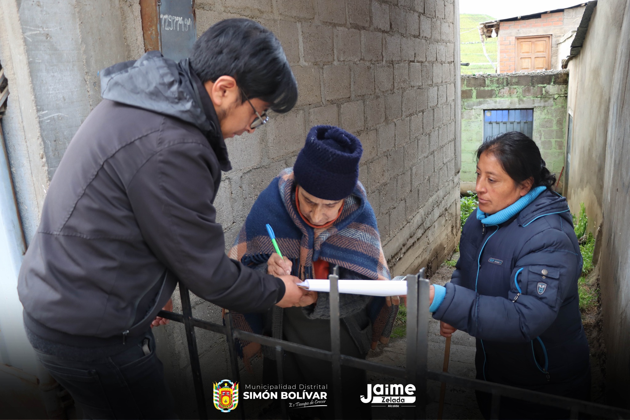 ENTREGA TACHOS A LA POBLACIÓN URBANA 